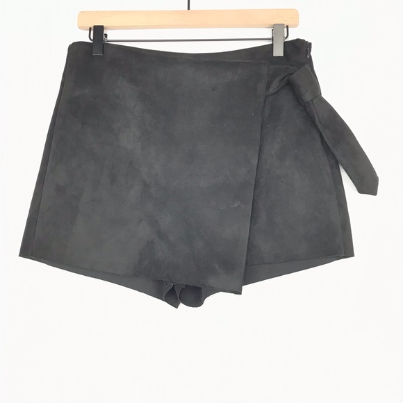 Zara Pants - Zara Faux Suede Zippered Medium Black Skorts
